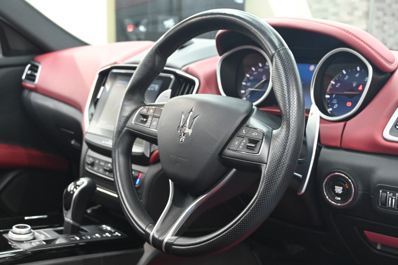 マセラティ ギブリ ｸﾞﾗﾝｽﾎﾟｰﾂ ﾄﾞﾗｲﾊﾞｰｽﾞｱｼｽﾀﾝｽ&ﾂｰﾘﾝｸﾞP　後期 ACC BSM LKA 赤革 ｻﾝﾙｰﾌ 8.4ｲﾝﾁMTC+ CarPlay 自動ﾄﾗﾝｸ 20ｲﾝﾁｳﾗｰﾉAW ｽｶｲﾌｯｸｻｽ LED　2年保証付