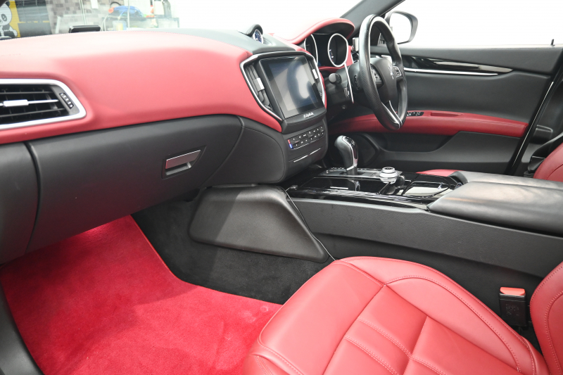 マセラティ ギブリ ｸﾞﾗﾝｽﾎﾟｰﾂ ﾄﾞﾗｲﾊﾞｰｽﾞｱｼｽﾀﾝｽ&ﾂｰﾘﾝｸﾞP　後期 ACC BSM LKA 赤革 ｻﾝﾙｰﾌ 8.4ｲﾝﾁMTC+ CarPlay 自動ﾄﾗﾝｸ 20ｲﾝﾁｳﾗｰﾉAW ｽｶｲﾌｯｸｻｽ LED　2年保証付