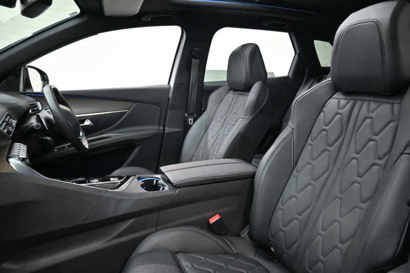 プジョー 3008 3008 GT ｴｸﾞｾﾞｸﾃｨﾌﾞｴﾃﾞｨｼｮﾝ　120台限定 後期ﾓﾃﾞﾙ ACC LKA 黒革 ﾊﾟﾉﾗﾏSR 純正ﾀｯﾁｽｸﾘｰﾝ CarPlay 360ﾋﾞｼﾞｮﾝ 前後ｺｰﾅｰｾﾝｻｰ 純正18ｲﾝﾁAW LEDﾗｲﾄ　新車保証継承可