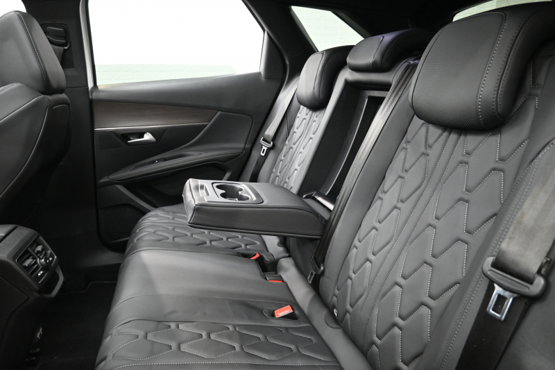 プジョー 3008 3008 GT ｴｸﾞｾﾞｸﾃｨﾌﾞｴﾃﾞｨｼｮﾝ　120台限定 後期ﾓﾃﾞﾙ ACC LKA 黒革 ﾊﾟﾉﾗﾏSR 純正ﾀｯﾁｽｸﾘｰﾝ CarPlay 360ﾋﾞｼﾞｮﾝ 前後ｺｰﾅｰｾﾝｻｰ 純正18ｲﾝﾁAW LEDﾗｲﾄ　新車保証継承可