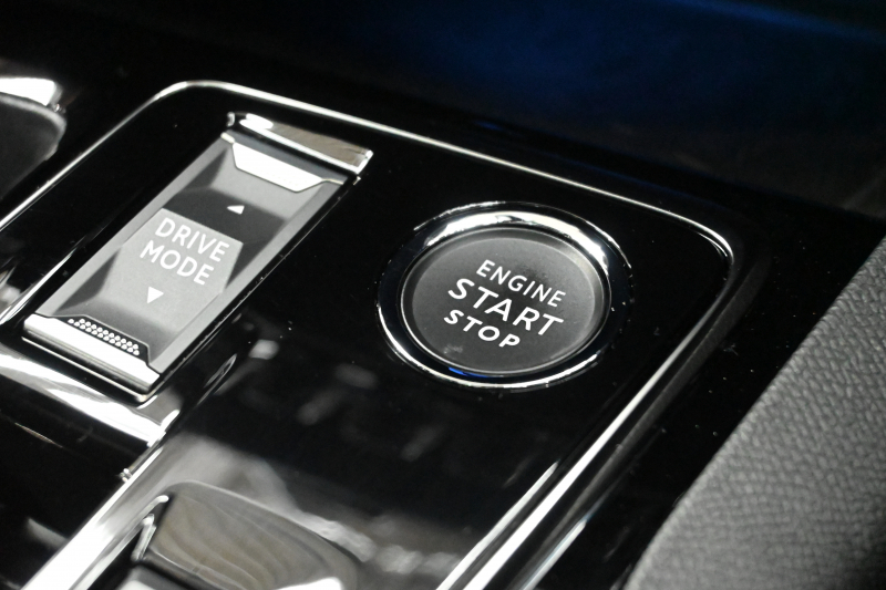 プジョー 3008 3008 GT ｴｸﾞｾﾞｸﾃｨﾌﾞｴﾃﾞｨｼｮﾝ　120台限定 後期ﾓﾃﾞﾙ ACC LKA 黒革 ﾊﾟﾉﾗﾏSR 純正ﾀｯﾁｽｸﾘｰﾝ CarPlay 360ﾋﾞｼﾞｮﾝ 前後ｺｰﾅｰｾﾝｻｰ 純正18ｲﾝﾁAW LEDﾗｲﾄ　新車保証継承可