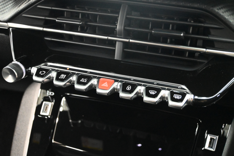 プジョー 208 GT　1ｵｰﾅｰ ACC LPA LKA BSM Pｽﾀ ECO ﾊｰﾌﾚｻﾞｰ 7ｲﾝﾁﾀｯﾁｽｸﾘｰﾝ CarPlay Bｶﾒﾗ 17ｲﾝﾁAW ﾌﾙLEDﾗｲﾄ　新車保証継承可