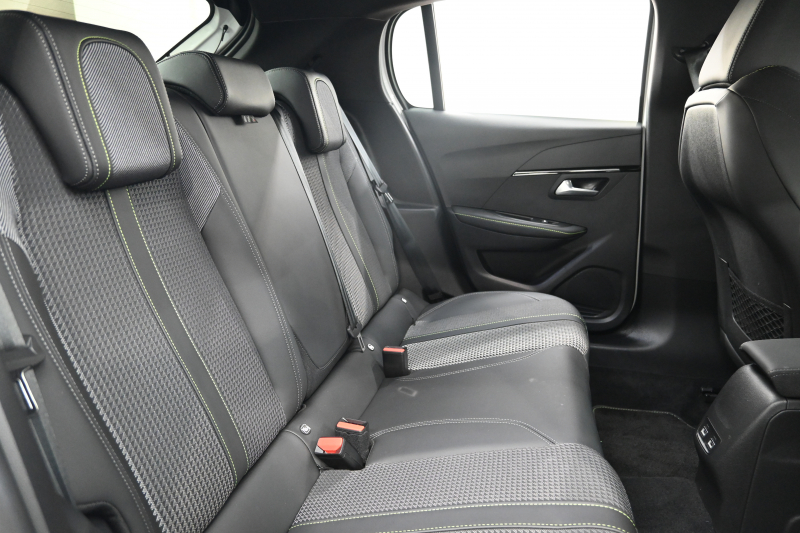 プジョー 208 GT　1ｵｰﾅｰ ACC LPA LKA BSM Pｽﾀ ECO ﾊｰﾌﾚｻﾞｰ 7ｲﾝﾁﾀｯﾁｽｸﾘｰﾝ CarPlay Bｶﾒﾗ 17ｲﾝﾁAW ﾌﾙLEDﾗｲﾄ　新車保証継承可