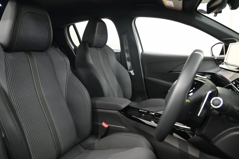 プジョー 208 GT　1ｵｰﾅｰ ACC LPA LKA BSM Pｽﾀ ECO ﾊｰﾌﾚｻﾞｰ 7ｲﾝﾁﾀｯﾁｽｸﾘｰﾝ CarPlay Bｶﾒﾗ 17ｲﾝﾁAW ﾌﾙLEDﾗｲﾄ　新車保証継承可