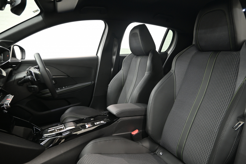 プジョー 208 GT　1ｵｰﾅｰ ACC LPA LKA BSM Pｽﾀ ECO ﾊｰﾌﾚｻﾞｰ 7ｲﾝﾁﾀｯﾁｽｸﾘｰﾝ CarPlay Bｶﾒﾗ 17ｲﾝﾁAW ﾌﾙLEDﾗｲﾄ　新車保証継承可