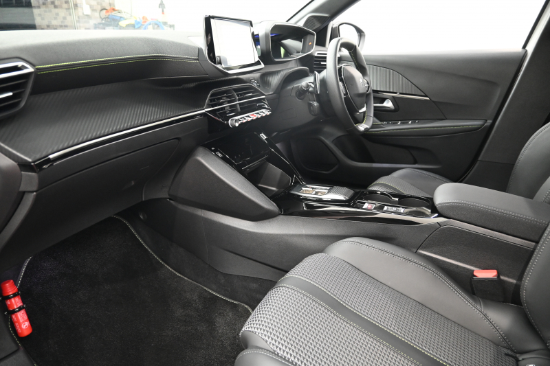 プジョー 208 GT　1ｵｰﾅｰ ACC LPA LKA BSM Pｽﾀ ECO ﾊｰﾌﾚｻﾞｰ 7ｲﾝﾁﾀｯﾁｽｸﾘｰﾝ CarPlay Bｶﾒﾗ 17ｲﾝﾁAW ﾌﾙLEDﾗｲﾄ　新車保証継承可