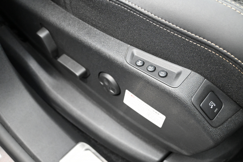 プジョー 3008 3008 GT　後期ﾓﾃﾞﾙ ACC LKA ﾊｰﾌ革 ﾊﾟﾉﾗﾏSR 純正ﾀｯﾁｽｸﾘｰﾝ CarPlay Bｶﾒﾗ 前後ｺｰﾅｰｾﾝｻｰ 純正18ｲﾝﾁAW LEDﾗｲﾄ　2年保証付