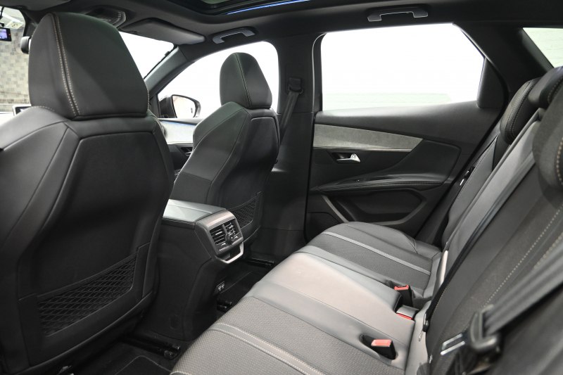 プジョー 3008 3008 GT　後期ﾓﾃﾞﾙ ACC LKA ﾊｰﾌ革 ﾊﾟﾉﾗﾏSR 純正ﾀｯﾁｽｸﾘｰﾝ CarPlay Bｶﾒﾗ 前後ｺｰﾅｰｾﾝｻｰ 純正18ｲﾝﾁAW LEDﾗｲﾄ　2年保証付