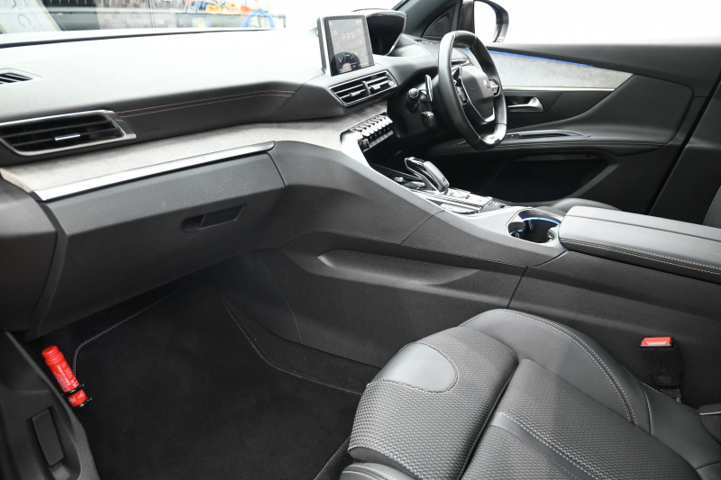 プジョー 3008 3008 GT　後期ﾓﾃﾞﾙ ACC LKA ﾊｰﾌ革 ﾊﾟﾉﾗﾏSR 純正ﾀｯﾁｽｸﾘｰﾝ CarPlay Bｶﾒﾗ 前後ｺｰﾅｰｾﾝｻｰ 純正18ｲﾝﾁAW LEDﾗｲﾄ　2年保証付