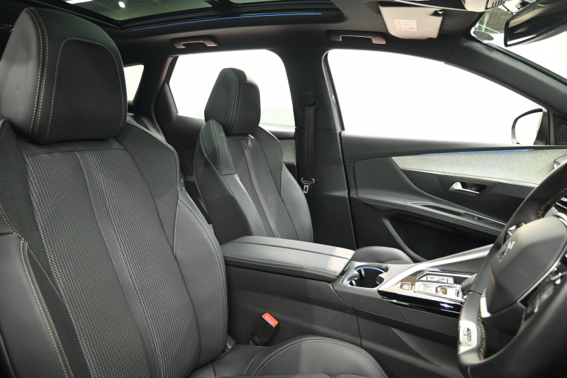 プジョー 3008 3008 GT　後期ﾓﾃﾞﾙ ACC LKA ﾊｰﾌ革 ﾊﾟﾉﾗﾏSR 純正ﾀｯﾁｽｸﾘｰﾝ CarPlay Bｶﾒﾗ 前後ｺｰﾅｰｾﾝｻｰ 純正18ｲﾝﾁAW LEDﾗｲﾄ　2年保証付