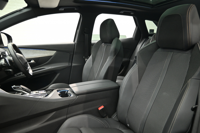 プジョー 3008 3008 GT　後期ﾓﾃﾞﾙ ACC LKA ﾊｰﾌ革 ﾊﾟﾉﾗﾏSR 純正ﾀｯﾁｽｸﾘｰﾝ CarPlay Bｶﾒﾗ 前後ｺｰﾅｰｾﾝｻｰ 純正18ｲﾝﾁAW LEDﾗｲﾄ　2年保証付