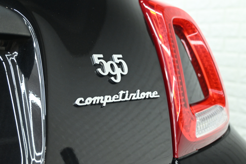 アバルト 595 ｺﾝﾍﾟﾃｨﾂｨｵｰﾈ　正規D車 左H 5速MT Sabeltｽﾎﾟｰﾂｼｰﾄ 純正OPﾅﾋﾞTV ﾌﾙｾｸﾞ Bｶﾒﾗ 17ｲﾝﾁAW ﾚｯﾄﾞｷｬﾘﾊﾟｰ ﾚｺｰﾄﾞﾓﾝﾂｧ　2年保証付