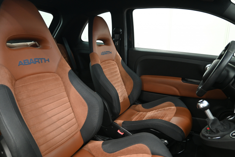 アバルト 595 ｺﾝﾍﾟﾃｨﾂｨｵｰﾈ　正規D車 左H 5速MT Sabeltｽﾎﾟｰﾂｼｰﾄ 純正OPﾅﾋﾞTV ﾌﾙｾｸﾞ Bｶﾒﾗ 17ｲﾝﾁAW ﾚｯﾄﾞｷｬﾘﾊﾟｰ ﾚｺｰﾄﾞﾓﾝﾂｧ　2年保証付