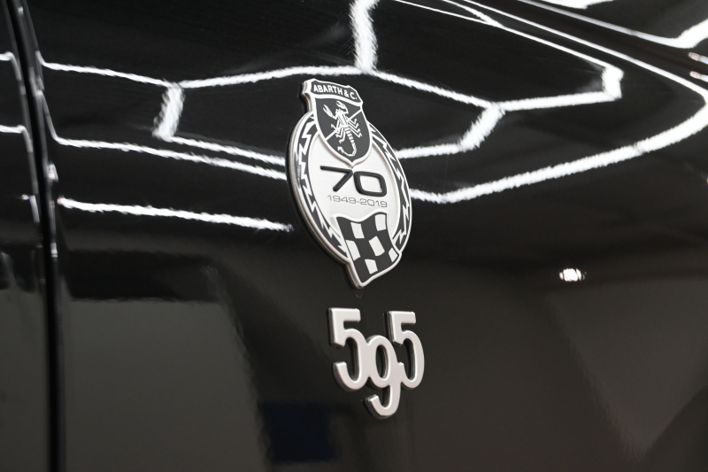 アバルト 595 ｺﾝﾍﾟﾃｨﾂｨｵｰﾈ　正規D車 左H 5速MT Sabeltｽﾎﾟｰﾂｼｰﾄ 純正OPﾅﾋﾞTV ﾌﾙｾｸﾞ Bｶﾒﾗ 17ｲﾝﾁAW ﾚｯﾄﾞｷｬﾘﾊﾟｰ ﾚｺｰﾄﾞﾓﾝﾂｧ　2年保証付