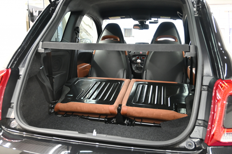 アバルト 595 ｺﾝﾍﾟﾃｨﾂｨｵｰﾈ　正規D車 1ｵｰﾅｰ 左H 5速MT Sabeltｽﾎﾟｰﾂｼｰﾄ 純正ﾀｯﾁｽｸﾘｰﾝ CarPlay 17ｲﾝﾁAW ﾚｯﾄﾞｷｬﾘﾊﾟｰ ﾚｺｰﾄﾞﾓﾝﾂｧ　2年保証付