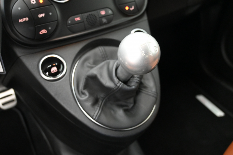 アバルト 595 ｺﾝﾍﾟﾃｨﾂｨｵｰﾈ　正規D車 1ｵｰﾅｰ 左H 5速MT Sabeltｽﾎﾟｰﾂｼｰﾄ 純正ﾀｯﾁｽｸﾘｰﾝ CarPlay 17ｲﾝﾁAW ﾚｯﾄﾞｷｬﾘﾊﾟｰ ﾚｺｰﾄﾞﾓﾝﾂｧ　2年保証付