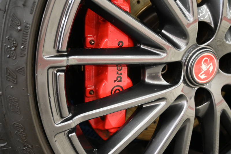 アバルト 595 ｺﾝﾍﾟﾃｨﾂｨｵｰﾈ　正規D車 1ｵｰﾅｰ 左H 5速MT Sabeltｽﾎﾟｰﾂｼｰﾄ 純正ﾀｯﾁｽｸﾘｰﾝ CarPlay 17ｲﾝﾁAW ﾚｯﾄﾞｷｬﾘﾊﾟｰ ﾚｺｰﾄﾞﾓﾝﾂｧ　2年保証付