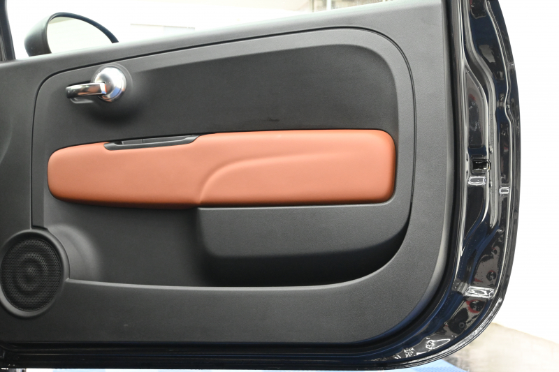 アバルト 595 ｺﾝﾍﾟﾃｨﾂｨｵｰﾈ　正規D車 1ｵｰﾅｰ 左H 5速MT Sabeltｽﾎﾟｰﾂｼｰﾄ 純正ﾀｯﾁｽｸﾘｰﾝ CarPlay 17ｲﾝﾁAW ﾚｯﾄﾞｷｬﾘﾊﾟｰ ﾚｺｰﾄﾞﾓﾝﾂｧ　2年保証付