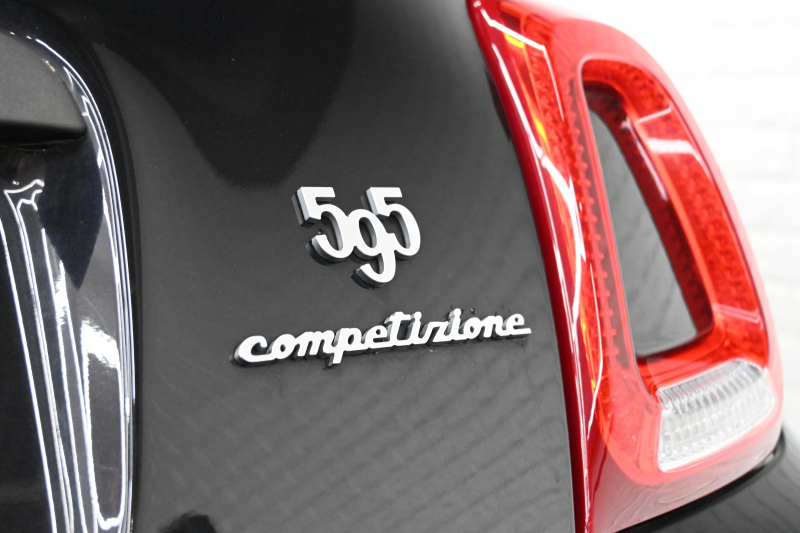 アバルト 595 ｺﾝﾍﾟﾃｨﾂｨｵｰﾈ　正規D車 1ｵｰﾅｰ 左H 5速MT Sabeltｽﾎﾟｰﾂｼｰﾄ 純正ﾀｯﾁｽｸﾘｰﾝ CarPlay 17ｲﾝﾁAW ﾚｯﾄﾞｷｬﾘﾊﾟｰ ﾚｺｰﾄﾞﾓﾝﾂｧ　2年保証付