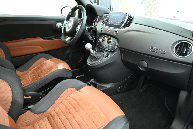 アバルト 595 ｺﾝﾍﾟﾃｨﾂｨｵｰﾈ　正規D車 1ｵｰﾅｰ 左H 5速MT Sabeltｽﾎﾟｰﾂｼｰﾄ 純正ﾀｯﾁｽｸﾘｰﾝ CarPlay 17ｲﾝﾁAW ﾚｯﾄﾞｷｬﾘﾊﾟｰ ﾚｺｰﾄﾞﾓﾝﾂｧ　2年保証付