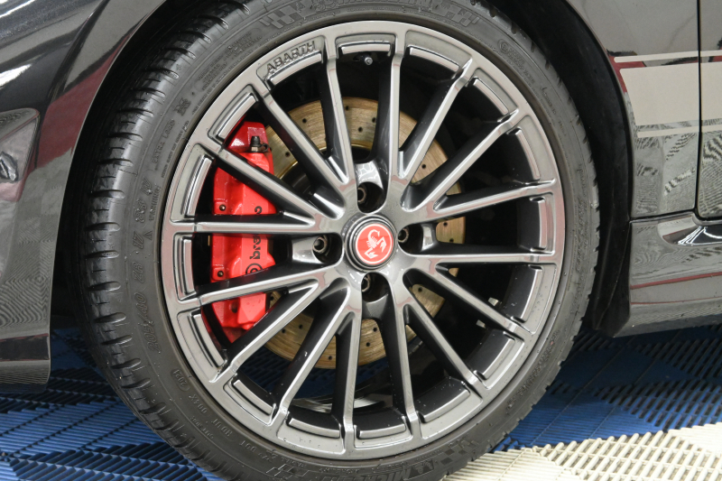 アバルト 595 ｺﾝﾍﾟﾃｨﾂｨｵｰﾈ　正規D車 1ｵｰﾅｰ 左H 5速MT Sabeltｽﾎﾟｰﾂｼｰﾄ 純正ﾀｯﾁｽｸﾘｰﾝ CarPlay 17ｲﾝﾁAW ﾚｯﾄﾞｷｬﾘﾊﾟｰ ﾚｺｰﾄﾞﾓﾝﾂｧ　2年保証付