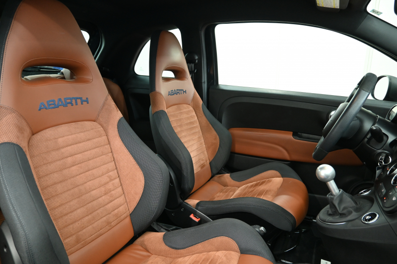 アバルト 595 ｺﾝﾍﾟﾃｨﾂｨｵｰﾈ　正規D車 1ｵｰﾅｰ 左H 5速MT Sabeltｽﾎﾟｰﾂｼｰﾄ 純正ﾀｯﾁｽｸﾘｰﾝ CarPlay 17ｲﾝﾁAW ﾚｯﾄﾞｷｬﾘﾊﾟｰ ﾚｺｰﾄﾞﾓﾝﾂｧ　2年保証付