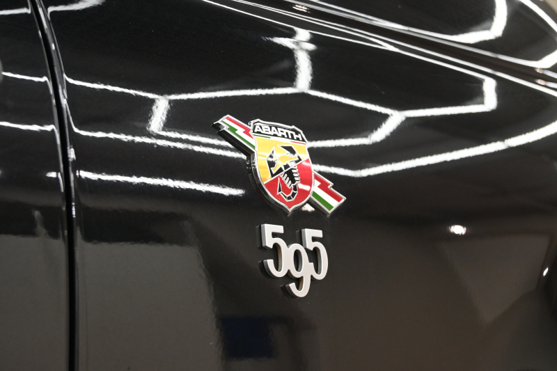 アバルト 595 ｺﾝﾍﾟﾃｨﾂｨｵｰﾈ　正規D車 1ｵｰﾅｰ 左H 5速MT Sabeltｽﾎﾟｰﾂｼｰﾄ 純正ﾀｯﾁｽｸﾘｰﾝ CarPlay 17ｲﾝﾁAW ﾚｯﾄﾞｷｬﾘﾊﾟｰ ﾚｺｰﾄﾞﾓﾝﾂｧ　2年保証付