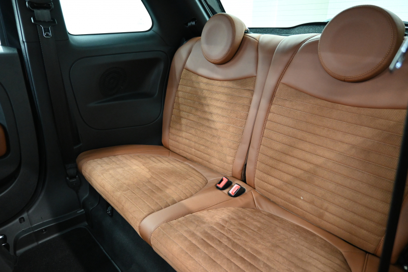 アバルト 595 ｺﾝﾍﾟﾃｨﾂｨｵｰﾈ　正規D車 1ｵｰﾅｰ 左H 5速MT Sabeltｽﾎﾟｰﾂｼｰﾄ 純正ﾀｯﾁｽｸﾘｰﾝ CarPlay 17ｲﾝﾁAW ﾚｯﾄﾞｷｬﾘﾊﾟｰ ﾚｺｰﾄﾞﾓﾝﾂｧ　2年保証付