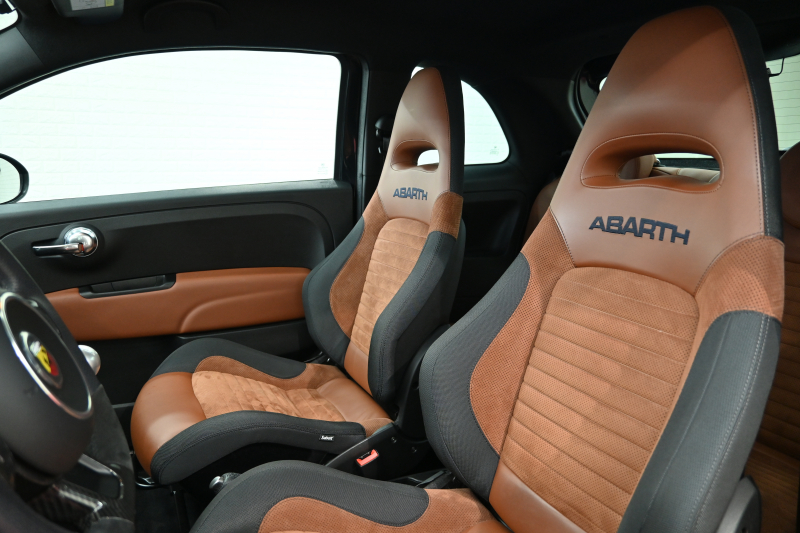 アバルト 595 ｺﾝﾍﾟﾃｨﾂｨｵｰﾈ　正規D車 1ｵｰﾅｰ 左H 5速MT Sabeltｽﾎﾟｰﾂｼｰﾄ 純正ﾀｯﾁｽｸﾘｰﾝ CarPlay 17ｲﾝﾁAW ﾚｯﾄﾞｷｬﾘﾊﾟｰ ﾚｺｰﾄﾞﾓﾝﾂｧ　2年保証付