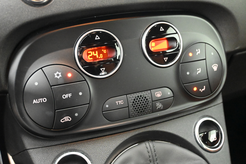 アバルト 595 ｺﾝﾍﾟﾃｨﾂｨｵｰﾈ　正規D車 1ｵｰﾅｰ 左H 5速MT Sabeltｽﾎﾟｰﾂｼｰﾄ 純正ﾀｯﾁｽｸﾘｰﾝ CarPlay 17ｲﾝﾁAW ﾚｯﾄﾞｷｬﾘﾊﾟｰ ﾚｺｰﾄﾞﾓﾝﾂｧ　2年保証付