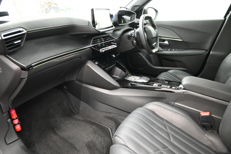 プジョー 2008 GTﾊﾟｯｸ ﾌﾞﾙｰHDi　Pｽﾀ ACC ECO 黒革電動ｼｰﾄ ﾊﾟﾉﾗﾏSR 純正ﾀｯﾁｽｸﾘｰﾝ CarPlay Bｶﾒﾗ 純正17ｲﾝﾁAW LEDﾗｲﾄ ｱｸﾃｨﾌﾞｾｰﾌﾃｨﾌﾞﾚｰｷ　2年保証付