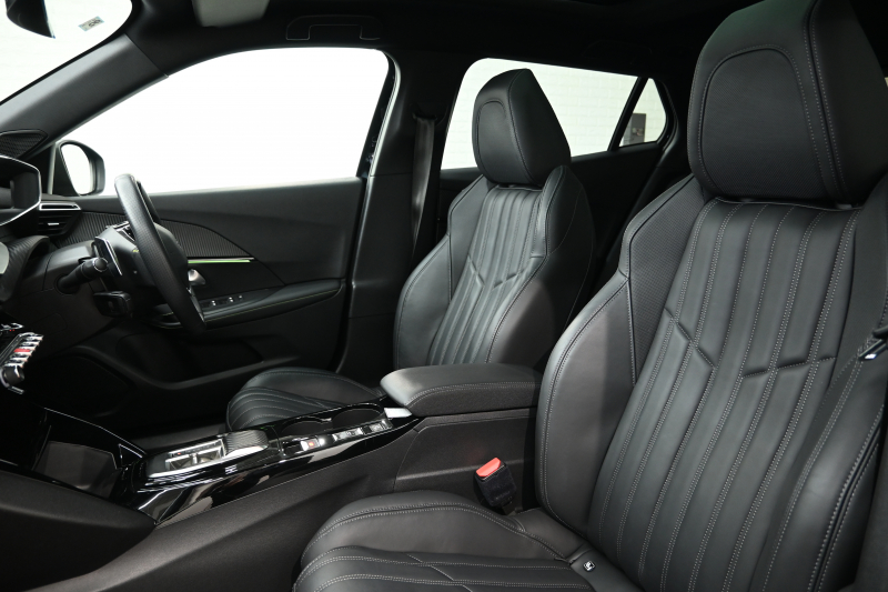 プジョー 2008 GTﾊﾟｯｸ ﾌﾞﾙｰHDi　Pｽﾀ ACC ECO 黒革電動ｼｰﾄ ﾊﾟﾉﾗﾏSR 純正ﾀｯﾁｽｸﾘｰﾝ CarPlay Bｶﾒﾗ 純正17ｲﾝﾁAW LEDﾗｲﾄ ｱｸﾃｨﾌﾞｾｰﾌﾃｨﾌﾞﾚｰｷ　2年保証付