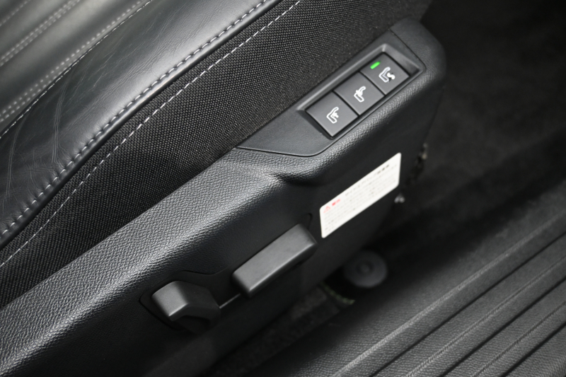 プジョー 2008 GTﾊﾟｯｸ ﾌﾞﾙｰHDi　Pｽﾀ ACC ECO 黒革電動ｼｰﾄ ﾊﾟﾉﾗﾏSR 純正ﾀｯﾁｽｸﾘｰﾝ CarPlay Bｶﾒﾗ 純正17ｲﾝﾁAW LEDﾗｲﾄ ｱｸﾃｨﾌﾞｾｰﾌﾃｨﾌﾞﾚｰｷ　2年保証付