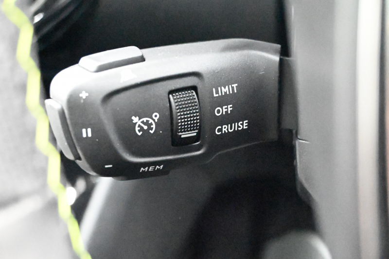 プジョー 2008 GTﾊﾟｯｸ ﾌﾞﾙｰHDi　Pｽﾀ ACC ECO 黒革電動ｼｰﾄ ﾊﾟﾉﾗﾏSR 純正ﾀｯﾁｽｸﾘｰﾝ CarPlay Bｶﾒﾗ 純正17ｲﾝﾁAW LEDﾗｲﾄ ｱｸﾃｨﾌﾞｾｰﾌﾃｨﾌﾞﾚｰｷ　2年保証付