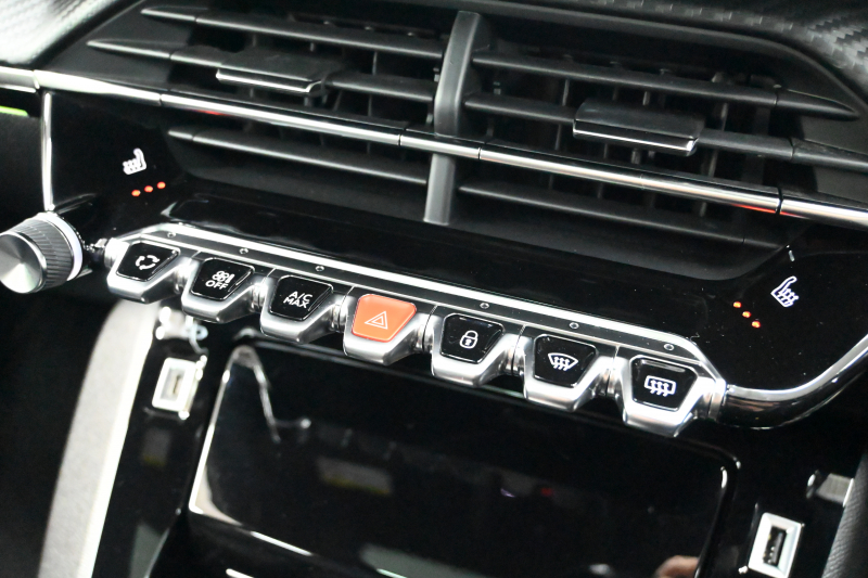 プジョー 2008 GTﾊﾟｯｸ ﾌﾞﾙｰHDi　Pｽﾀ ACC ECO 黒革電動ｼｰﾄ ﾊﾟﾉﾗﾏSR 純正ﾀｯﾁｽｸﾘｰﾝ CarPlay Bｶﾒﾗ 純正17ｲﾝﾁAW LEDﾗｲﾄ ｱｸﾃｨﾌﾞｾｰﾌﾃｨﾌﾞﾚｰｷ　2年保証付