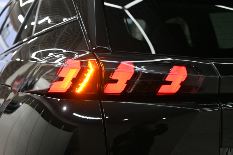 プジョー 2008 GTﾊﾟｯｸ ﾌﾞﾙｰHDi　Pｽﾀ ACC ECO 黒革電動ｼｰﾄ ﾊﾟﾉﾗﾏSR 純正ﾀｯﾁｽｸﾘｰﾝ CarPlay Bｶﾒﾗ 純正17ｲﾝﾁAW LEDﾗｲﾄ ｱｸﾃｨﾌﾞｾｰﾌﾃｨﾌﾞﾚｰｷ　2年保証付