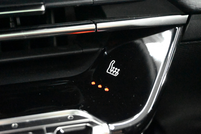 プジョー 2008 GTﾊﾟｯｸ ﾌﾞﾙｰHDi　Pｽﾀ ACC ECO 黒革電動ｼｰﾄ ﾊﾟﾉﾗﾏSR 純正ﾀｯﾁｽｸﾘｰﾝ CarPlay Bｶﾒﾗ 純正17ｲﾝﾁAW LEDﾗｲﾄ ｱｸﾃｨﾌﾞｾｰﾌﾃｨﾌﾞﾚｰｷ　2年保証付