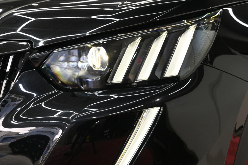 プジョー 2008 GTﾊﾟｯｸ ﾌﾞﾙｰHDi　Pｽﾀ ACC ECO 黒革電動ｼｰﾄ ﾊﾟﾉﾗﾏSR 純正ﾀｯﾁｽｸﾘｰﾝ CarPlay Bｶﾒﾗ 純正17ｲﾝﾁAW LEDﾗｲﾄ ｱｸﾃｨﾌﾞｾｰﾌﾃｨﾌﾞﾚｰｷ　2年保証付