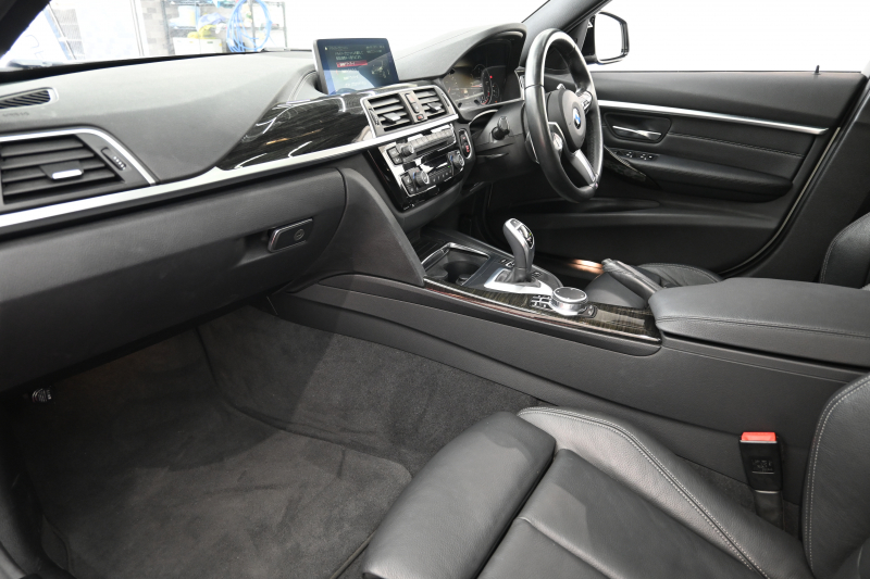 BMW 3シリーズ 320i ﾂｰﾘﾝｸﾞ Mｽﾎﾟｰﾂ　後期LCIﾓﾃﾞﾙ ACC 黒革 ｼｰﾄﾋｰﾀｰ ﾊﾟﾉﾗﾏSR 純正iDriveﾅﾋﾞTV ﾌﾙｾｸﾞ Bｶﾒﾗ Mｴｱﾛ&18ｲﾝﾁAW 自動ﾄﾗﾝｸ LEDﾗｲﾄ　2年保証付