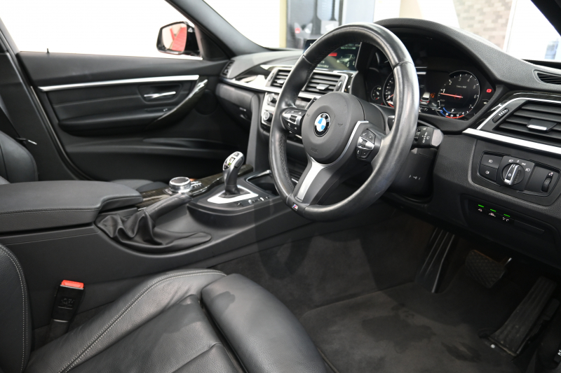 BMW 3シリーズ 320i ﾂｰﾘﾝｸﾞ Mｽﾎﾟｰﾂ　後期LCIﾓﾃﾞﾙ ACC 黒革 ｼｰﾄﾋｰﾀｰ ﾊﾟﾉﾗﾏSR 純正iDriveﾅﾋﾞTV ﾌﾙｾｸﾞ Bｶﾒﾗ Mｴｱﾛ&18ｲﾝﾁAW 自動ﾄﾗﾝｸ LEDﾗｲﾄ　2年保証付