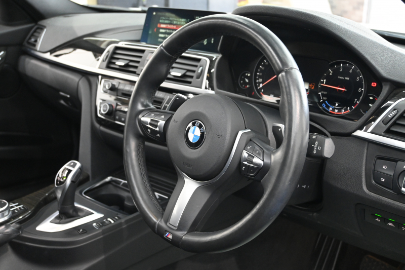 BMW 3シリーズ 320i ﾂｰﾘﾝｸﾞ Mｽﾎﾟｰﾂ　後期LCIﾓﾃﾞﾙ ACC 黒革 ｼｰﾄﾋｰﾀｰ ﾊﾟﾉﾗﾏSR 純正iDriveﾅﾋﾞTV ﾌﾙｾｸﾞ Bｶﾒﾗ Mｴｱﾛ&18ｲﾝﾁAW 自動ﾄﾗﾝｸ LEDﾗｲﾄ　2年保証付
