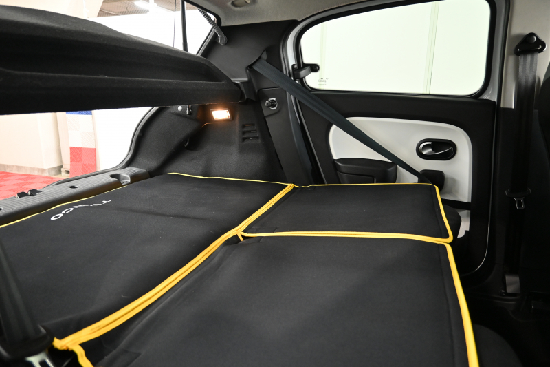 ルノー トゥインゴ ｲﾝﾃﾝｽ ｴﾃﾞｨｼｮﾝﾌｨﾅﾙ　正規D車 300台限定特別仕様 ECO機能 ｸﾙｺﾝ 専用ﾚｻﾞｰ調×ﾌｧﾌﾞﾘｯｸｼｰﾄ ｼｰﾄﾋｰﾀｰ 純正ﾀｯﾁｽｸﾘｰﾝ CarPlay Bｶﾒﾗ 16ｲﾝﾁｱﾛｲﾎｲｰﾙ　2年保証付