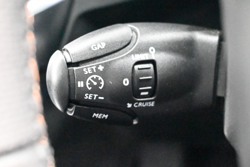 プジョー 3008 GT ﾌﾞﾙｰHDi　Pｽﾀ ACC ﾊｰﾌ革 ﾊﾟﾉﾗﾏSR 純正ﾀｯﾁｽｸﾘｰﾝ ﾅﾋﾞTV ﾌﾙｾｸﾞ CarPlay ADVｺﾝﾄﾛｰﾙ 純正18ｲﾝﾁAW LEDﾗｲﾄ ｱｸﾃｨﾌﾞｾｰﾌﾃｨﾌﾞﾚｰｷ　2年保証付