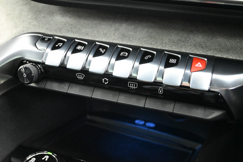 プジョー 3008 GT ﾌﾞﾙｰHDi　Pｽﾀ ACC ﾊｰﾌ革 ﾊﾟﾉﾗﾏSR 純正ﾀｯﾁｽｸﾘｰﾝ ﾅﾋﾞTV ﾌﾙｾｸﾞ CarPlay ADVｺﾝﾄﾛｰﾙ 純正18ｲﾝﾁAW LEDﾗｲﾄ ｱｸﾃｨﾌﾞｾｰﾌﾃｨﾌﾞﾚｰｷ　2年保証付