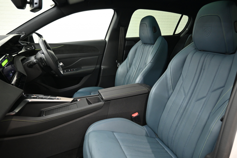 プジョー 308 GTﾌﾞﾙｰHDi ﾌﾞﾙｰﾅｯﾊﾟｴﾃﾞｨｼｮﾝ　200台限定特別仕様車 ACC Pｽﾀ ECO ﾌﾞﾙｰﾅｯﾊﾟ革 ﾊﾟﾉﾗﾏSR 純正ﾀｯﾁｽｸﾘｰﾝ ﾅﾋﾞ CarPlay FOCALｽﾋﾟｰｶｰ 360ｶﾒﾗ ﾏﾄﾘｸｽLEDﾗｲﾄ　2年保証付