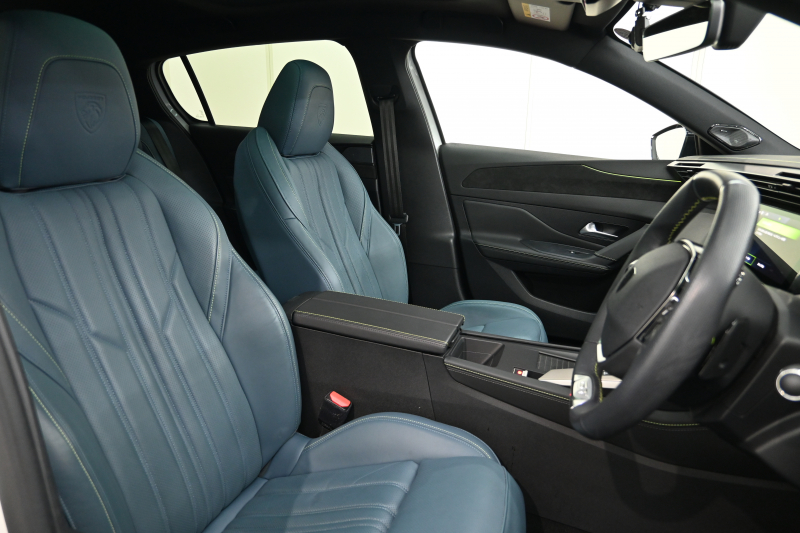 プジョー 308 GTﾌﾞﾙｰHDi ﾌﾞﾙｰﾅｯﾊﾟｴﾃﾞｨｼｮﾝ　200台限定特別仕様車 ACC Pｽﾀ ECO ﾌﾞﾙｰﾅｯﾊﾟ革 ﾊﾟﾉﾗﾏSR 純正ﾀｯﾁｽｸﾘｰﾝ ﾅﾋﾞ CarPlay FOCALｽﾋﾟｰｶｰ 360ｶﾒﾗ ﾏﾄﾘｸｽLEDﾗｲﾄ　2年保証付