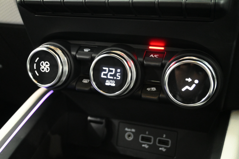 ルノー ルーテシア ｲﾝﾃﾝｽ ﾌﾟﾗｽ　ACC Pｽﾀ ECO機能 黒革ｼｰﾄ ｼｰﾄﾋｰﾀｰ ﾚｻﾞｰｽﾃｱ 純正ﾀｯﾁｽｸﾘｰﾝ CarPlay Bｶﾒﾗ LEDﾗｲﾄ ｱﾝﾋﾞｴﾝﾄﾗｲﾄ　2年保証付