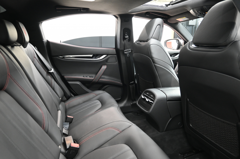 マセラティ ギブリ ｸﾞﾗﾝｽﾎﾟｰﾂ ﾄﾞﾗｲﾊﾞｰｽﾞｱｼｽﾀﾝｽ&ﾂｰﾘﾝｸﾞP　ACC BSM LKA 黒革 ｻﾝﾙｰﾌ 8.4ｲﾝﾁMTC+ CarPlay 自動ﾄﾗﾝｸ 20ｲﾝﾁｳﾗｰﾉAW ｽｶｲﾌｯｸｻｽ EBM　2年保証付