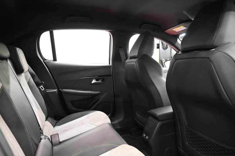 プジョー 208 GT　1ｵｰﾅｰ ACC LKA BSM Pｽﾀ ECO ﾊｰﾌﾚｻﾞｰ 7ｲﾝﾁﾀｯﾁｽｸﾘｰﾝ CarPlay ﾅﾋﾞTV ﾌﾙｾｸﾞ Bｶﾒﾗ 17ｲﾝﾁAW ﾌﾙLEDﾗｲﾄ　2年保証付