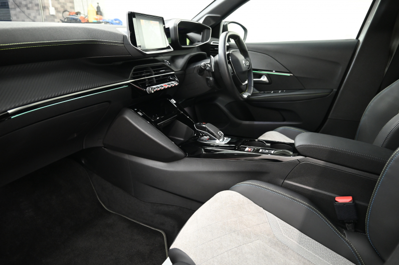 プジョー 208 GT　1ｵｰﾅｰ ACC LKA BSM Pｽﾀ ECO ﾊｰﾌﾚｻﾞｰ 7ｲﾝﾁﾀｯﾁｽｸﾘｰﾝ CarPlay ﾅﾋﾞTV ﾌﾙｾｸﾞ Bｶﾒﾗ 17ｲﾝﾁAW ﾌﾙLEDﾗｲﾄ　2年保証付